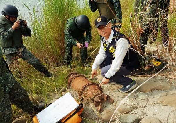 水管機械接頭被民眾誤認是未爆的炸彈。（記者吳俊鋒翻攝）