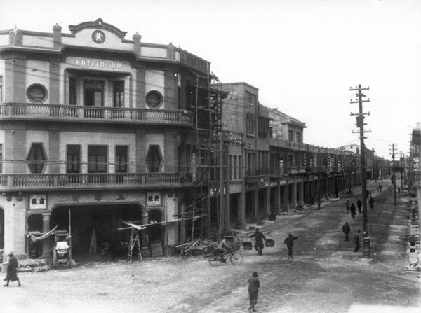 日治時期鹿港大街老照片，正面「三角窗」透天店面即為知名餅鋪「玉珍齋」。（圖：彰化縣文化局提供）