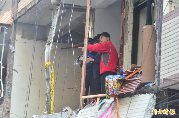 新北市三重區大同北路220巷內一處民宅2樓，今日凌晨4點多發生氣爆火警，現場有8戶房舍受到影響，鑑識人員勘查事發事發現場。（記者王藝菘攝）