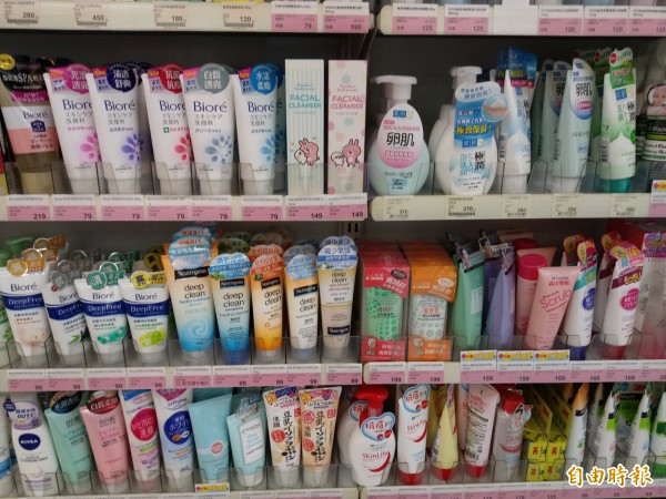 市面上洗面乳產品多，食藥署建議選用適合自己膚質且溫和的洗臉產品。（記者吳亮儀攝）