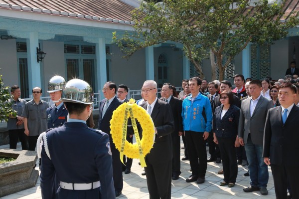 國民黨主席吳敦義今早率黨務主管到慈湖謁靈。（照片由國民黨提供）