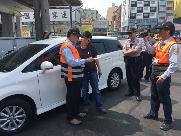 稽查人員在高雄客運南華站當場查獲白牌車違規攬客。（記者蔡清華翻攝）