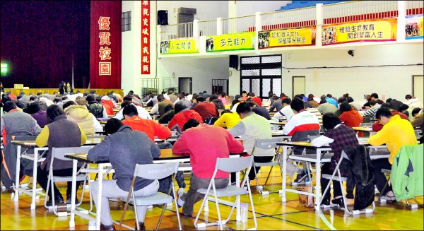 高雄市國小主任參加國中小校長甄選傳出作弊，最重將記過，且三年內不得應試。圖為南投縣筆試情形。（資料照）