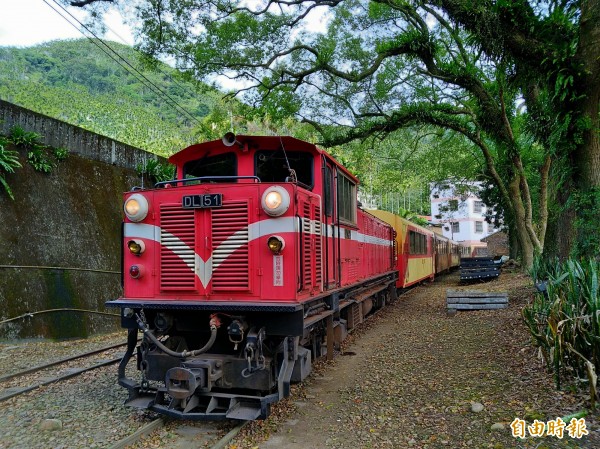 阿里山森鐵年初39天內出軌4次，台鐵決定停駛3個月進行檢修。有民眾爆料指出，森鐵用不良拼接木充當枕木，腐爛情況嚴重，導致出軌頻傳。（資料照）