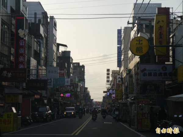 蔣公路夜市天際線雜亂。（記者張軒哲攝）