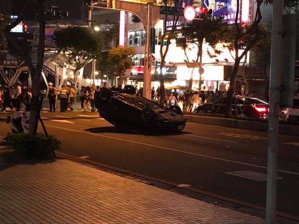 小客車撞擊道路分隔島翻覆，事發當下發出轟然巨響，許多民眾都被這突如其來的一幕嚇到。（圖擷取自爆料公社）