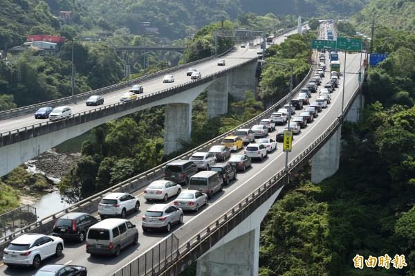 清明連假國道塞爆，立委鄭運鵬建議交通，大膽地在國道1號、3號日間離峰時段免收費以分流，並實施尖峰時段加成通行費率來「以價制量」。（記者廖振輝攝）