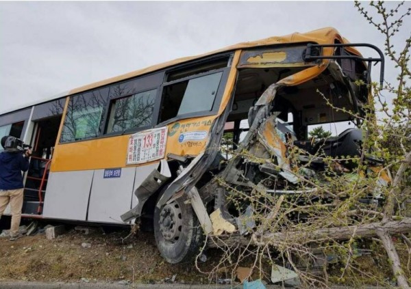 南韓蔚山市一輛公車撞到現代汽車蔚山工廠柵欄，釀成2死41傷。（圖擷自울산큰애기臉書）