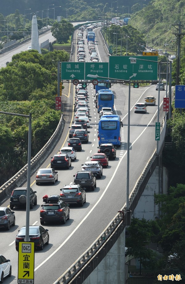 今天是清明連假第2天，國5南下路段上午再度湧現掃墓與出遊車潮。（記者廖振輝攝）