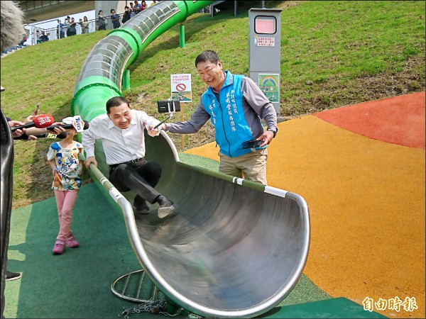 前新北市副市長侯友宜昨早體驗大台北都會公園的地景溜滑梯，卻尷尬卡管。（記者葉冠妤攝）