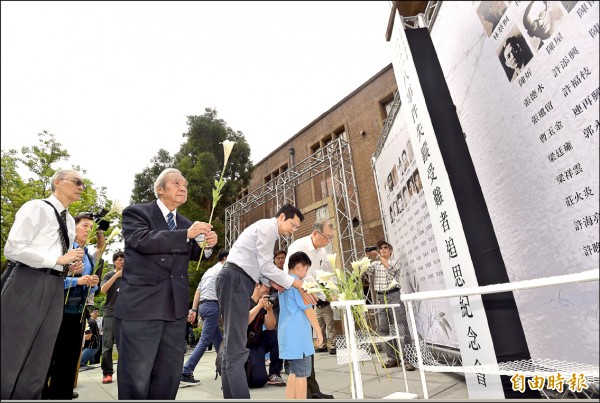 二二八事件紀念基金會與台灣二二八關懷總會昨在二二八國家紀念館舉辦追思紀念會，悼念失蹤受難者。（記者簡榮豐攝）