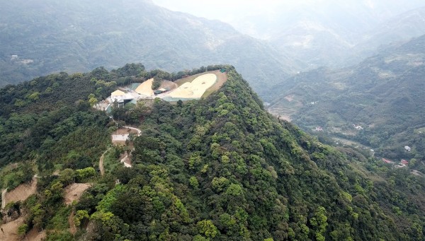 三峽有木里山區遭違法濫墾，從空中遠眺，山頭被削掉一大塊，景象令人觸目驚心。（讀者提供）