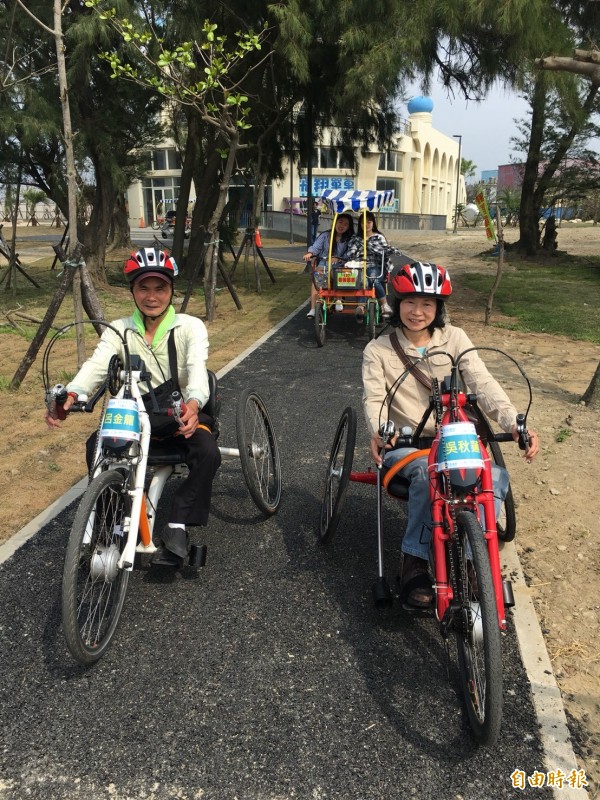 新竹市政府社會處今年首次推出「手搖自行車」，鼓勵身障者挑戰「騎」自行車夢想。（記者洪美秀攝）