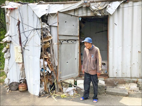 新竹縣老翁劉春秀獨居在破爛貨櫃屋。（呂建宏提供）