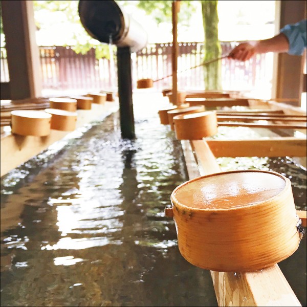 手水舍是日本神社常見設施，進入參拜前須先洗淨雙手和漱口。（記者陳怡君／攝影）