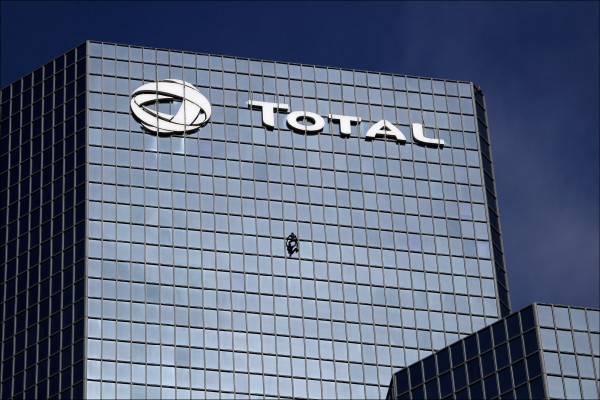 《中英對照讀新聞》At 55, ’French spiderman’ keeps climbing world’s skyscraper 55歲「法國蜘蛛人」繼續攀爬全球的摩天大樓