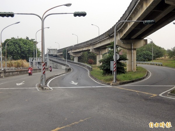 楠梓陸橋匝道的設計十分複雜。（記者蔡清華攝）