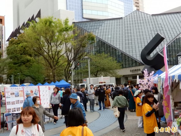 「台日文化交流支援日本東北、熊本大地震重建」公益園遊會提供多樣台灣素食小吃。（記者林翠儀攝）