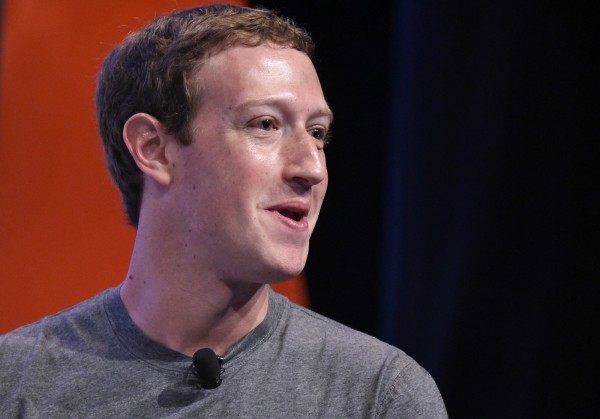 臉書創辦人兼執行長札克柏格（見圖），今日宣布將會查驗未來在臉書上刊登政治廣告的付款者，以防有心人士再度利用臉書左右國家大選。（資料照，法新社）