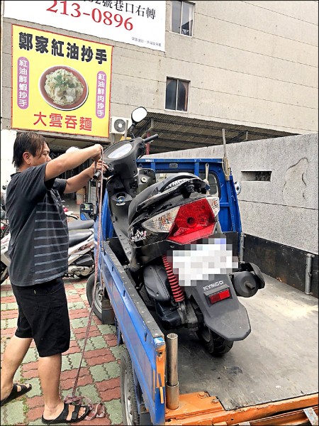 與鄭百弘有打拚情感的機車「小黑」一年前失竊，在想要買新車之際，警方終於找到小黑，讓他與小黑重逢。（記者王捷翻攝）