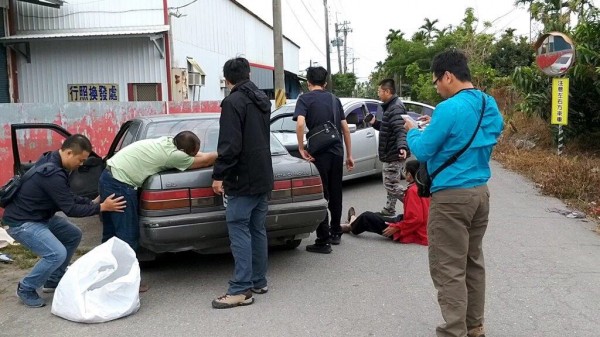 警方圍捕壓制曾嫌。（記者邱芷柔翻攝）