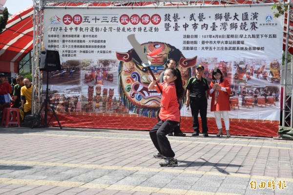 大甲五十三庄武術競賽，女童展現精湛武術。（記者張軒哲攝）