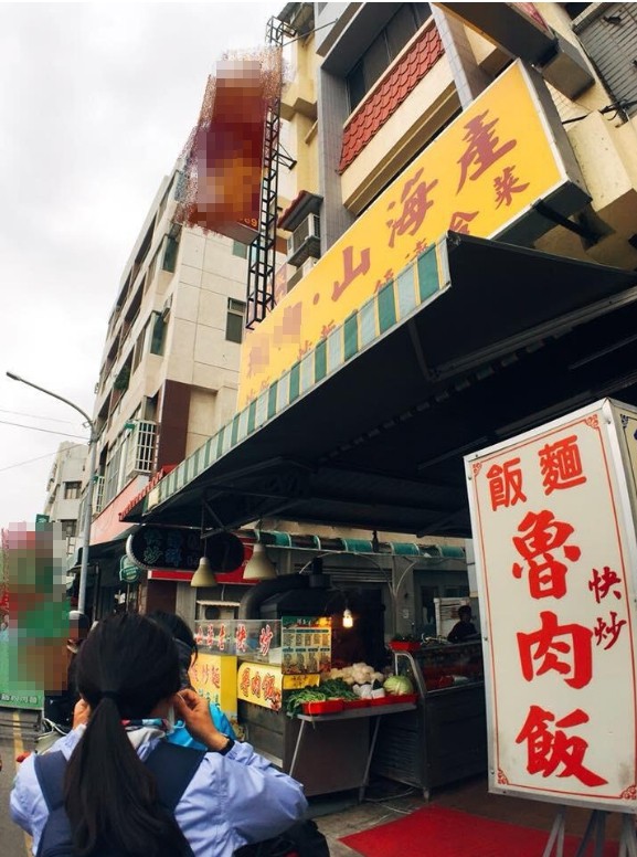 一名網友懷疑多算錢的店家是坑殺觀光客的餐廳。（圖擷自《爆料公社》）