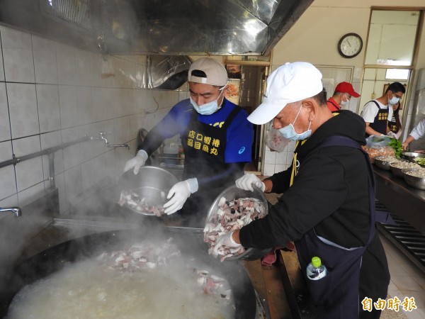 大坑「魚丸伯」吳明道（右）今率義工團隊到埔里鎮史港國小義煮，準備豐盛的虱目魚肚粥。（記者佟振國攝）