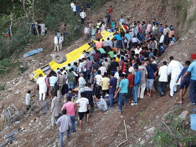 印度一輛校車今日載送學生返家時，意外墜谷，已知有30人死亡。（圖取自《印度時報》）