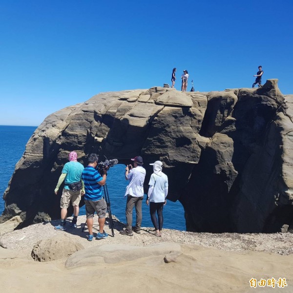 新北市瑞芳區象鼻岩的特殊地質景觀，吸引遊客到此拍照，民眾擔心深澳電廠重啟發電，象鼻岩恐怕受損。（記者俞肇福攝）