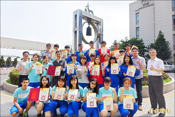 鹿港高中古蹟解說團和民俗文物館志工團，雙雙拿下教育部青年志工績優社團。（記者劉曉欣攝）