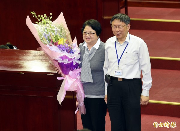 台北市議會議長吳碧珠宣布不選連任，台北市長柯文哲今天（10日）前往議會做施政報告時，向他獻花致意。（記者方賓照攝）