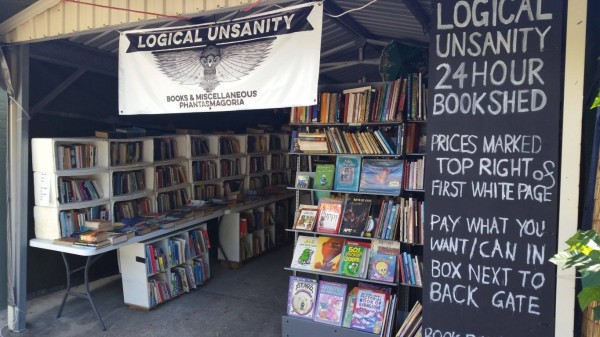 澳洲1間24小時營業的書店「Logical Unsanity」，突破人們對於書店的印象，開在1個簡陋的鐵皮屋裡，而且沒有任何店員或老闆顧店，客人買書付錢完全是自助的。（圖翻攝自Logical Unsanity Books & Miscellaneous Phantasmagoria Facebook）