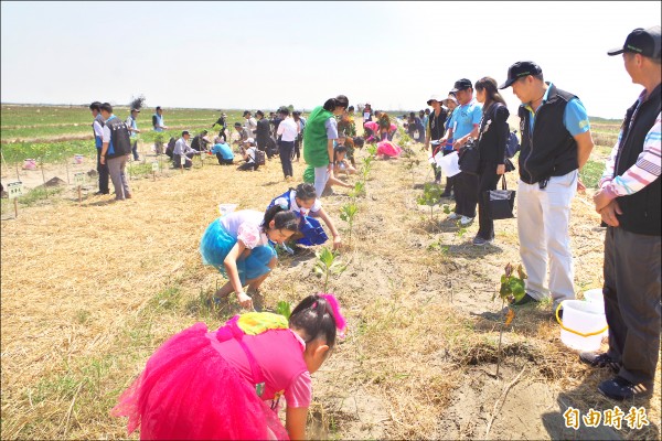 濁水溪揚塵問題嚴重，學童昨參與植樹活動，為環境生態盡一份心力。（記者林國賢攝）