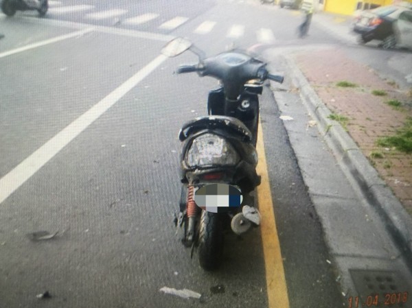 台南56歲楊姓小吃攤老闆娘今晨騎車遭自小客車從後方追撞，對方車輛肇事逃逸，楊女送醫後仍不治身亡。（記者萬于甄翻攝）