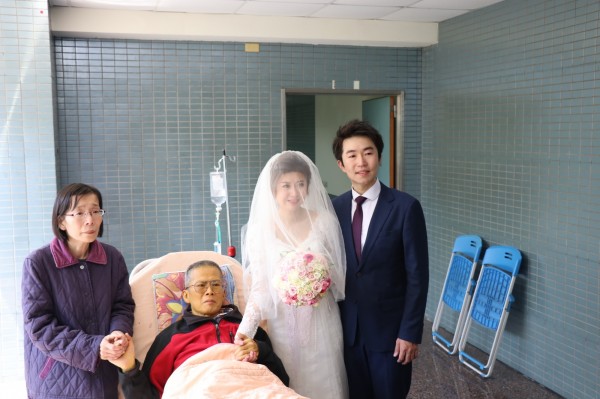 侯啟雄(左二)罹癌住院,女兒侯宛君(右二)今天出嫁跟準夫婿曾柏凱到醫院讓侯蓋頭紗。(記者王善嬿翻攝) 侯啟雄(左二)罹癌住院,女兒侯宛君(右二)今天出嫁跟準夫婿曾柏凱到醫院讓侯蓋頭紗。(記者王善嬿翻攝)
