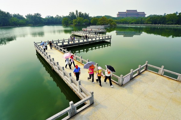 九曲橋是澄清湖知名景點。（記者陳文嬋翻攝）