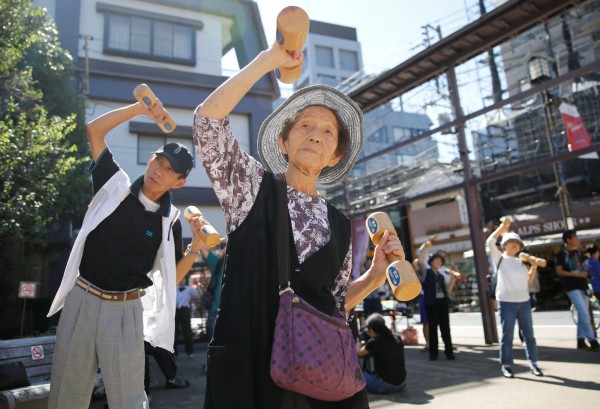 日本神奈川縣大和市今日宣稱要打造「不稱70多歲者為老人的城市」。圖為日本老人參加運動聚會。（路透）