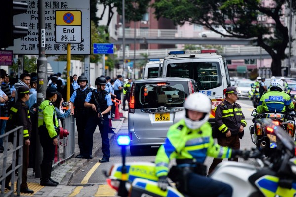 香港石棺藏屍案，爆出國際殺人組織「There」，殺1人6億。圖為香港警方正在街頭逮捕歹徒，非本文所指。（法新社）