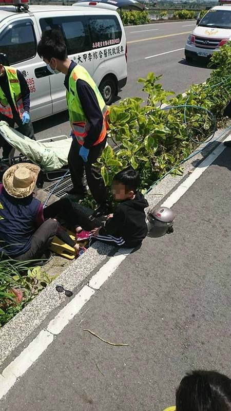 吳姓女子騎機車載2名幼兒，在大安溪畔北堤西路旁自行車專用車道，輾壓到脫落電纜線，遭絆住摔車。（記者張軒哲翻攝）