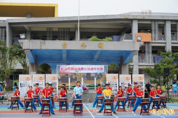 宣傳母校瑞穗國小百年校慶  立委江啟臣雨中開跑