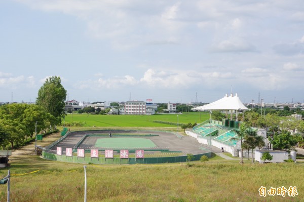 縣府擬拆除民雄運動公園內的縣立溜冰場，讓公園與隔街相望的民雄國中連成完整綠帶，縣府綜合規劃處今天辦說明會，眾人達成將保留跑道，但拆除使用率低的看台共識。（記者曾迺強攝）