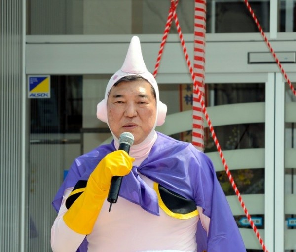 日本前自民黨幹事長石破茂打扮成「七龍珠」中的人氣反派角色「魔人普烏」參加活動。（圖片截取自朝日新聞）