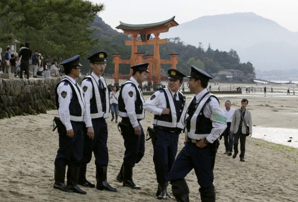 日本警察廳12日發布數據，指出2017年全國警方查處的來日外國人犯罪數量，以國籍來看，越南以5140起（30.2%）超過了中國，首次居首。日本警察示意圖。（資料照，歐新社）