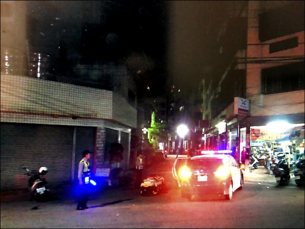 警車追闖紅燈機車，卻與林男騎乘的機車擦撞。（記者歐素美翻攝）