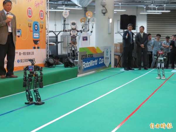 中科管理局召開記者會宣佈爭取到2018 FIRA世界盃智慧機器人運動大賽的主辦權，並安排二台機器人馬拉松比賽。（記者蘇金鳳攝）
