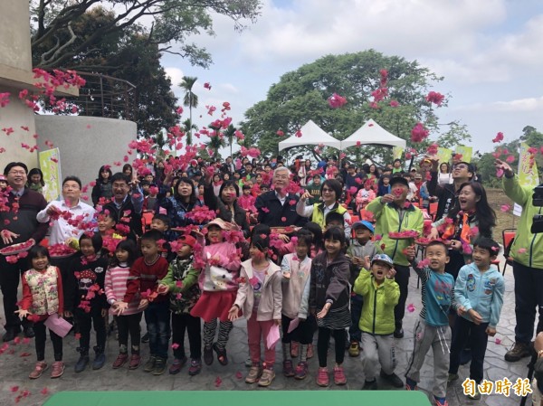 華南實驗國民小學辦理惜山祭，將在地化及生活化的學習素材融入以學生為主體的教案中。（記者詹士弘攝）