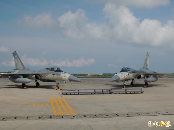 今年花火節開幕式，空軍天駒部隊經國號戰機將衝場表演。（記者劉禹慶攝）