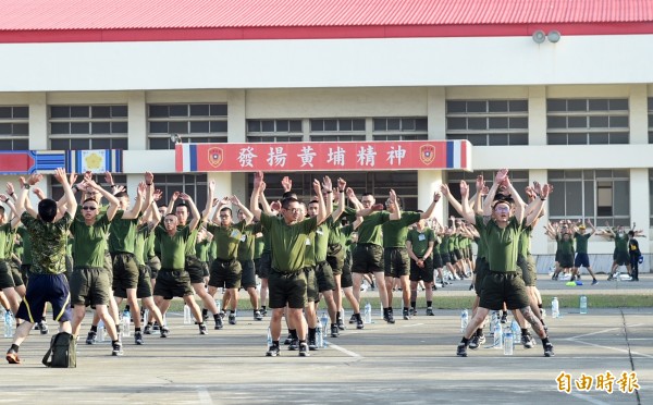 1985申訴專線原本是為了讓官兵個人及眷屬透過電話申訴受到不當處分，但近日有一名自稱是新訓中心的班長在臉書PO文抱怨，指許多家長照三餐打1985，抱怨的卻是兒子吃魚過敏、鞋子型號不符等。（資料照）