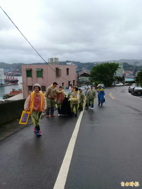 基隆市議員楊石城今天上午舉辦虎仔山淨山活動，雖然雨勢斷斷續續，仍有２２０人參與淨山。（記者俞肇福攝）